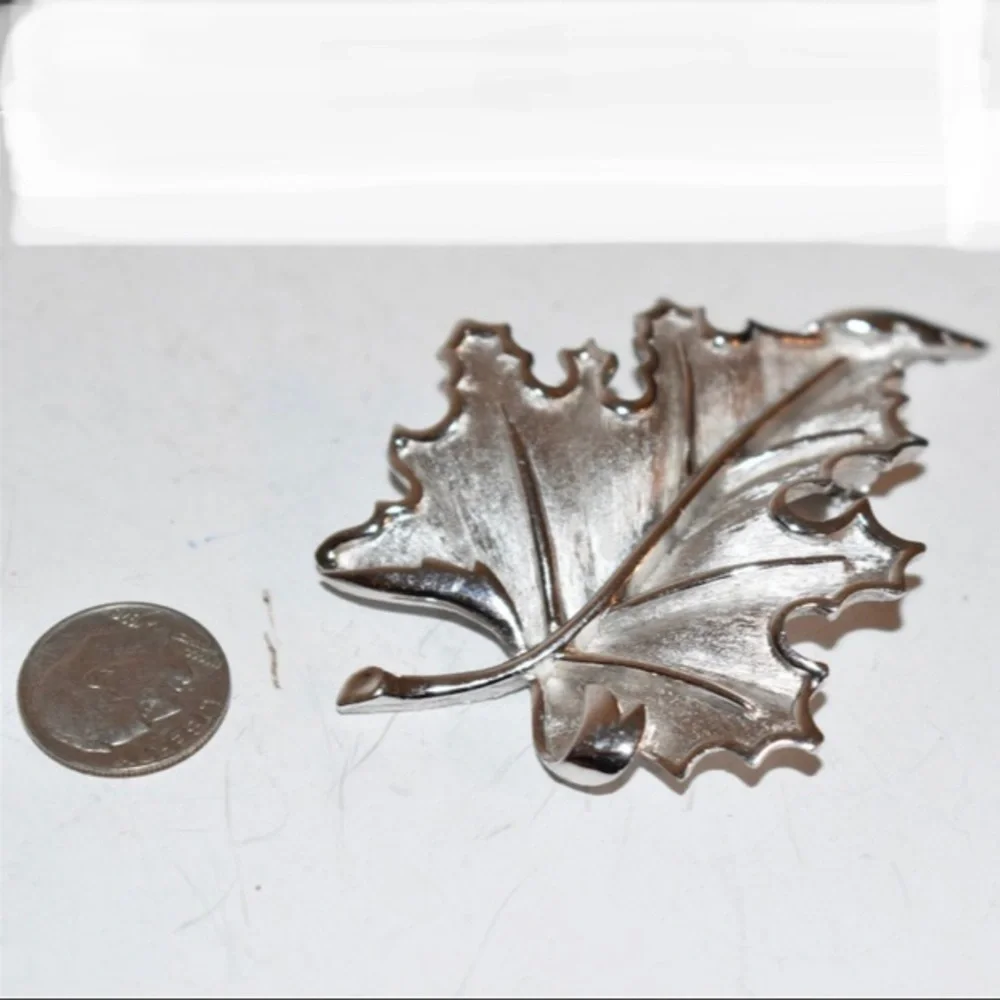 Large Vintage Crown Trifari Oak Leaf Silver‎ Toned Brooch